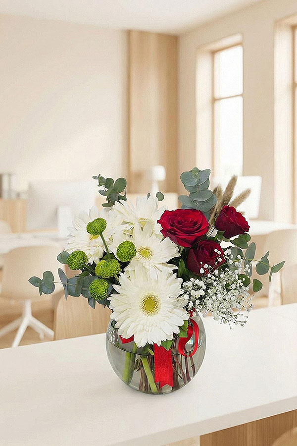 Tutku ve Masumiyet Kırmızı Gül ve Beyaz Gerbera Akvaryum Aranjmanı