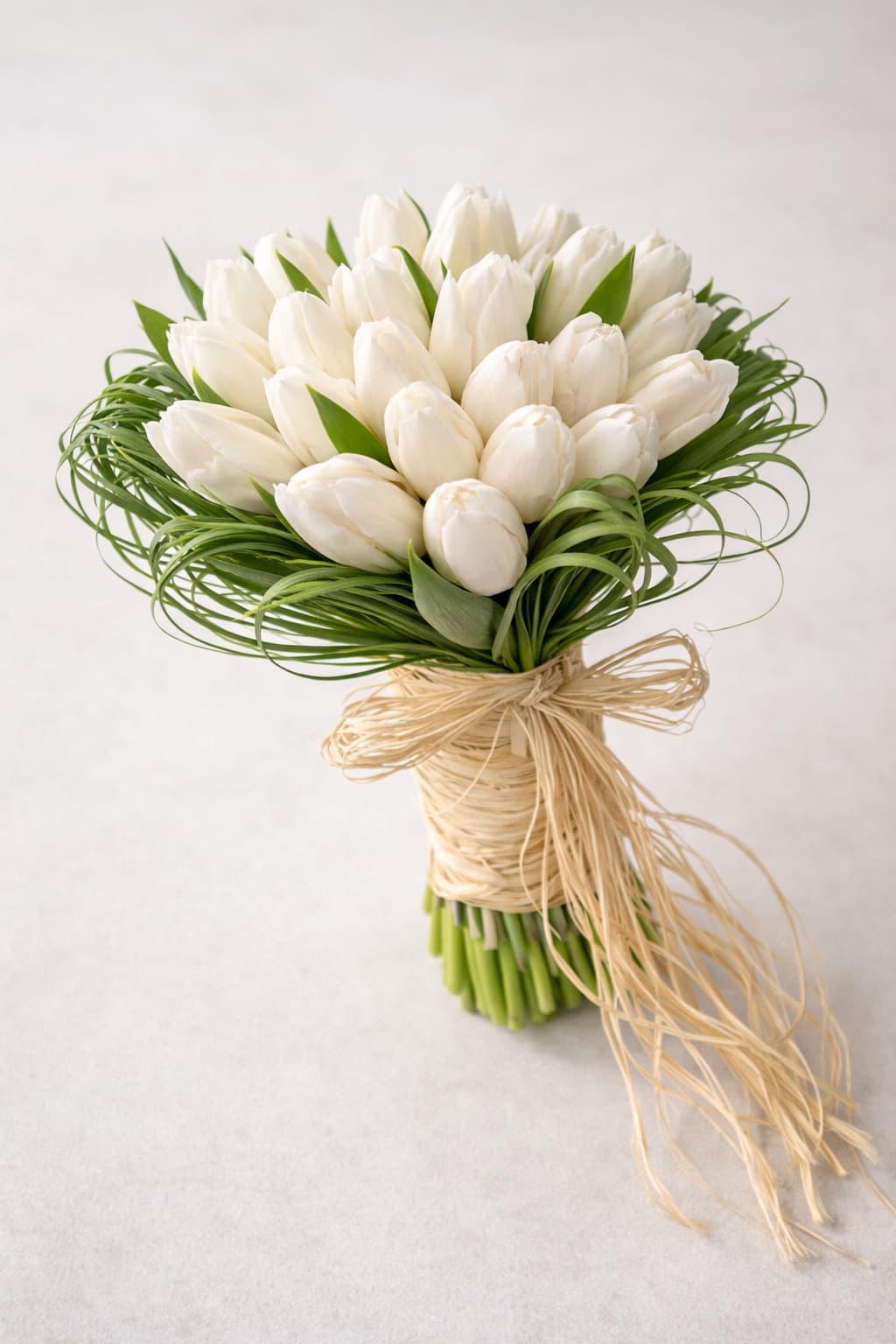 Masumiyetin Simgesi: Beyaz Lale Gelin Buketi
