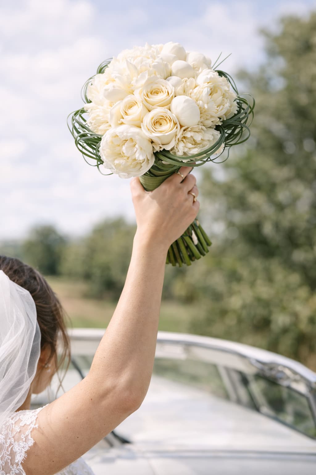 Kuğunun Zarafeti Beyaz Şakayık ve Gül Gelin Buketi