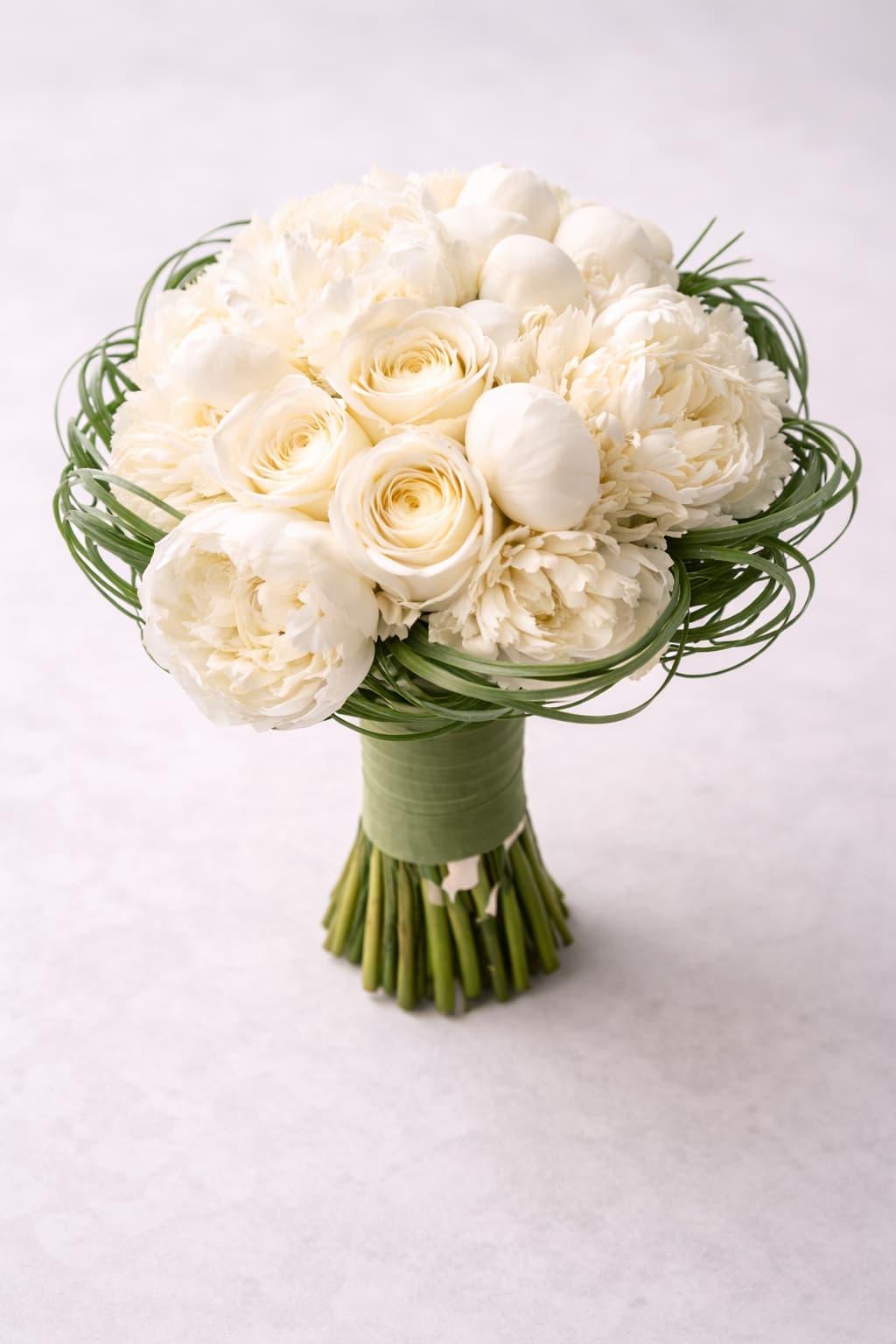 Kuğunun Zarafeti Beyaz Şakayık ve Gül Gelin Buketi