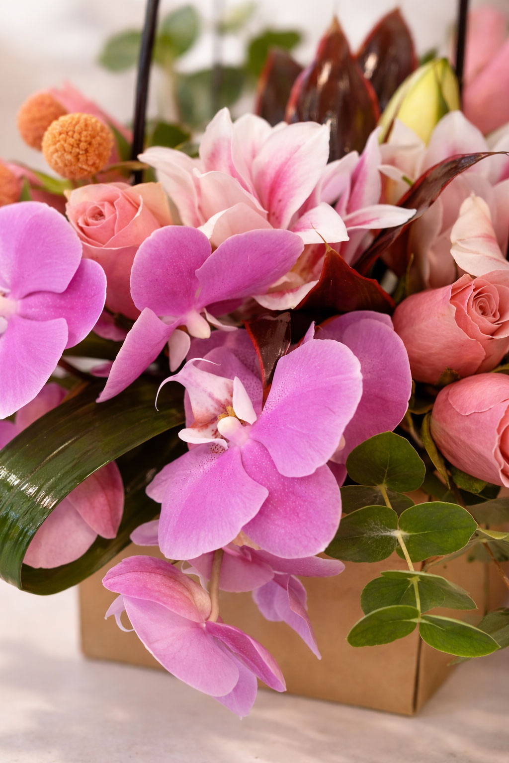 Pembe Cazibe Çanta Kutuda Orkide ve Gül Tasarımı