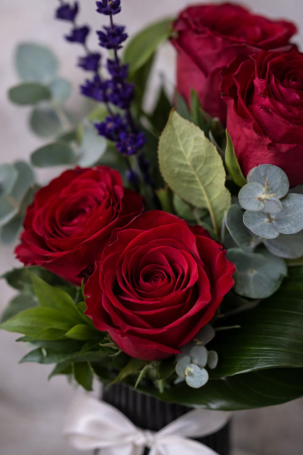 Kızıl Büyü 5 Kırmızı Gül ve Lavanta Aranjmanı