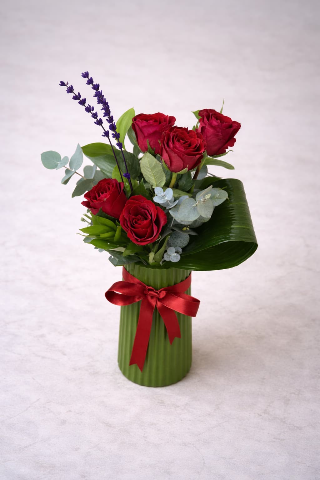 Kızıl Büyü 5 Kırmızı Gül ve Lavanta Aranjmanı