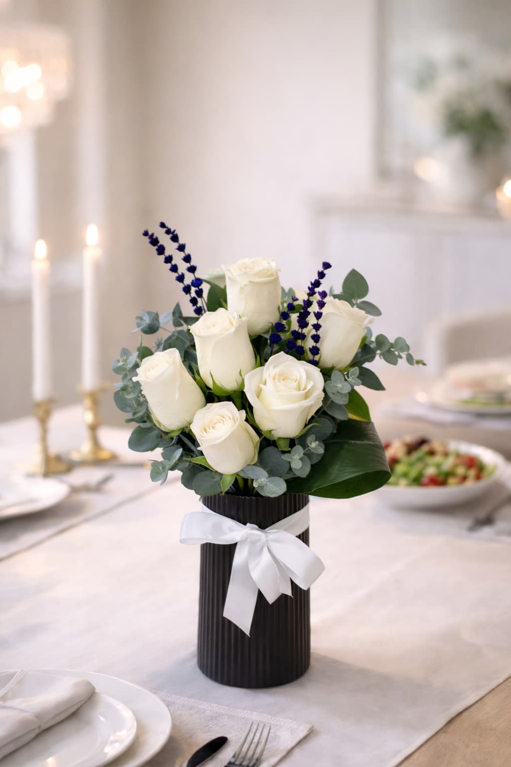 Saf Zarafet Siyah Vazoda 5 Beyaz Gül Aranjmanı
