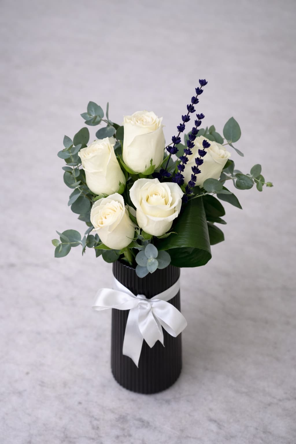 Saf Zarafet Siyah Vazoda 5 Beyaz Gül Aranjmanı