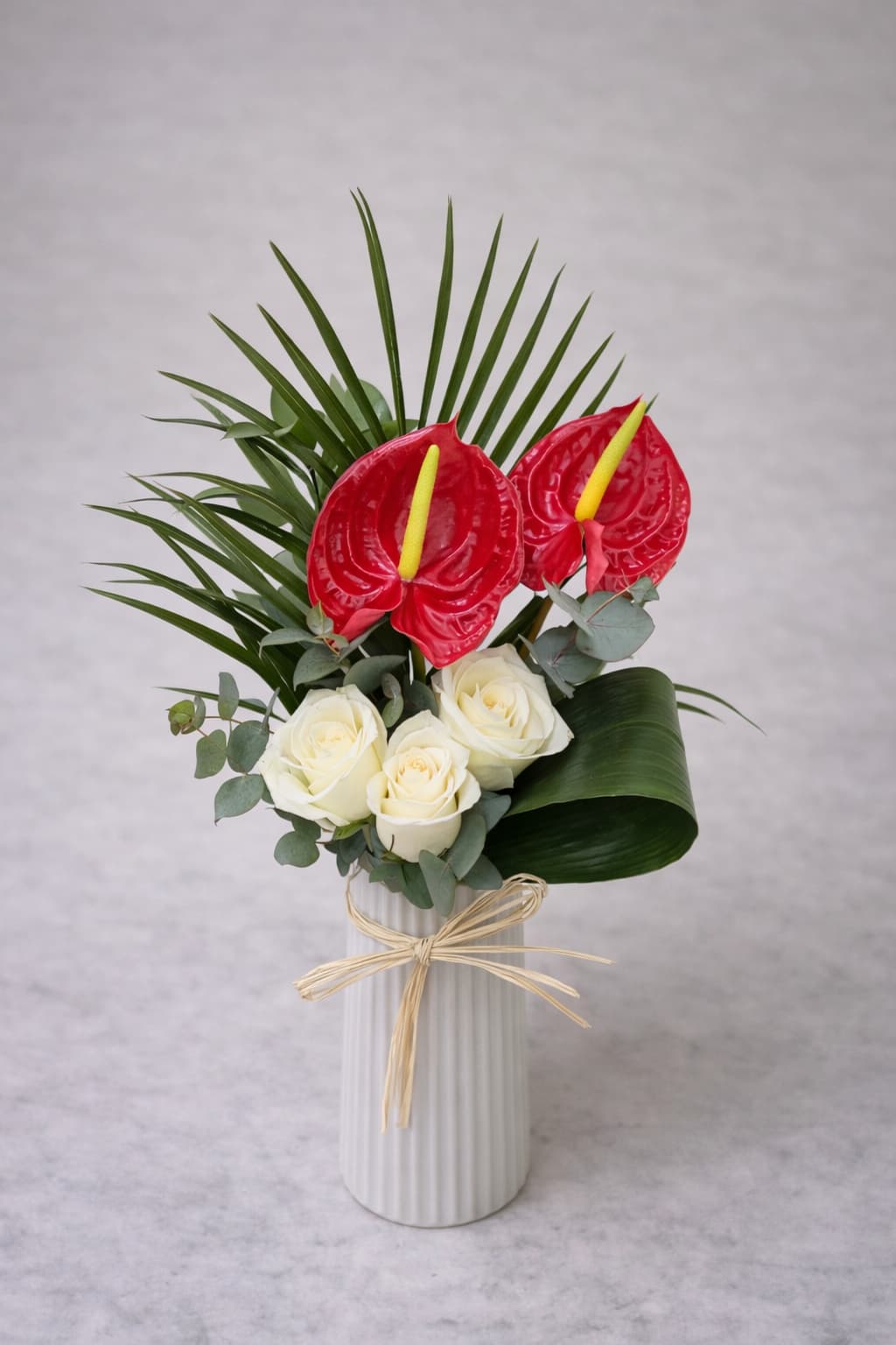 Egzotik Zarafet Antoryum ve Beyaz Gül Aranjmanı